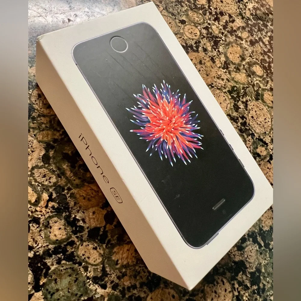 👑✅PRICE FIRM✅Apple iPhone SE - Black and Silver 64gb Unlocked